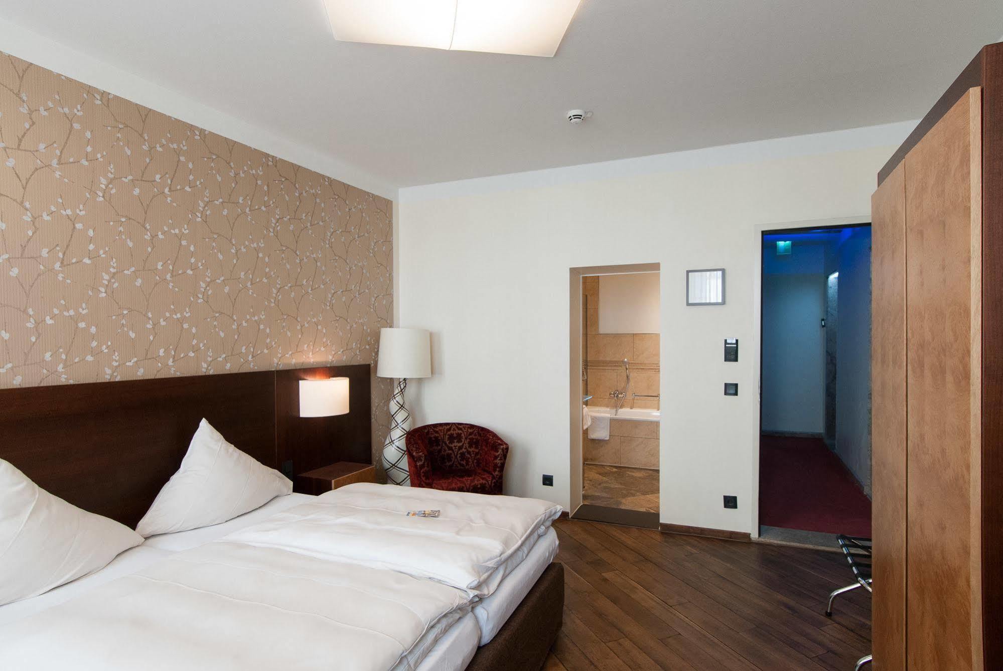 Hotel Deutsche Eiche Мюнхен Екстериор снимка